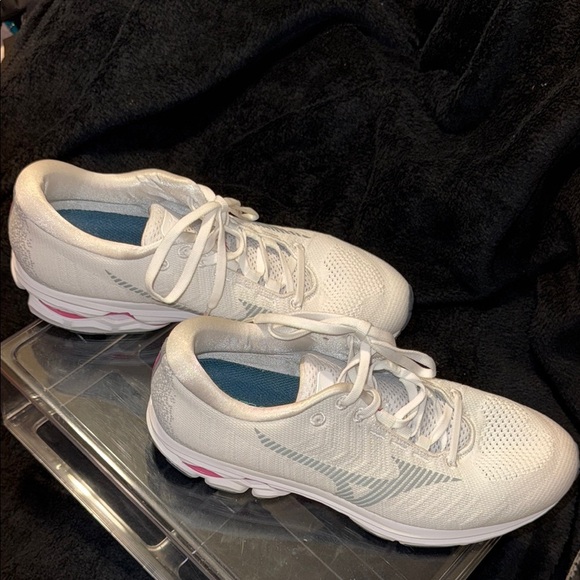 Nike White Athletic Shoes with Breathable Mesh and Sleek Design - Picture 12 of 14